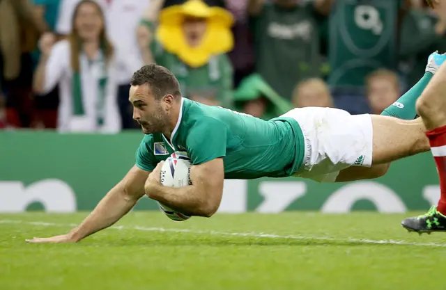 Dave Kearney scores Ireland's fourth try of the first half.