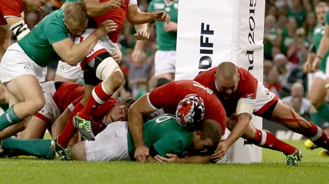 Sean Cronin scores Ireland's fifth try under the posts