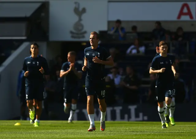 Harry Kane warms up