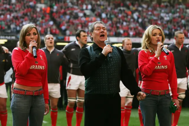 Max Boyce (centre)