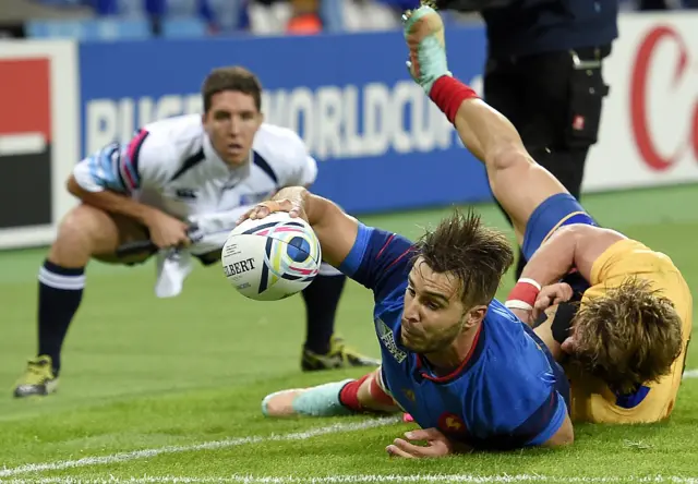 Sofiane Guitoune scores a try