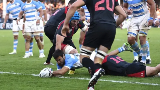 Martin Landajo scores a try