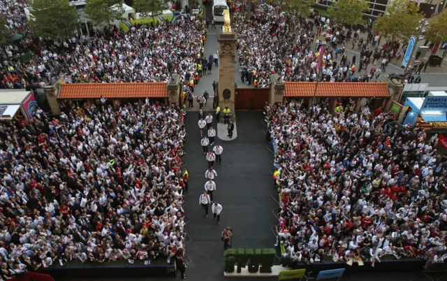 England arrive as fans watch on