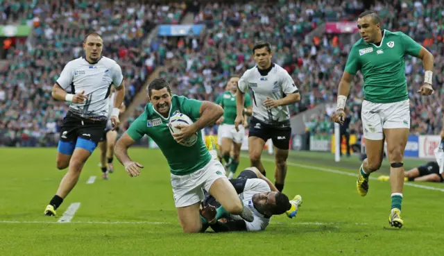 Rob Kearney scores for Ireland