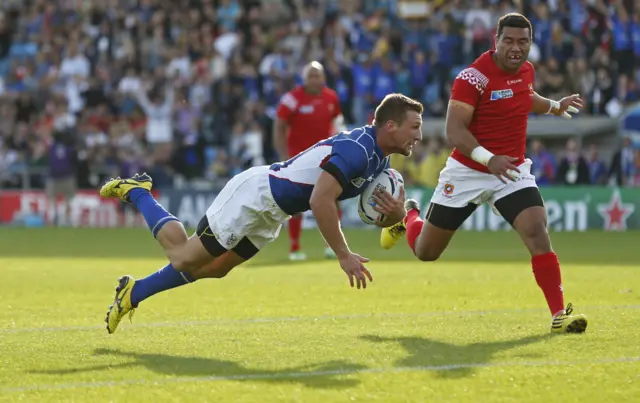 Johan Tromp scores a try