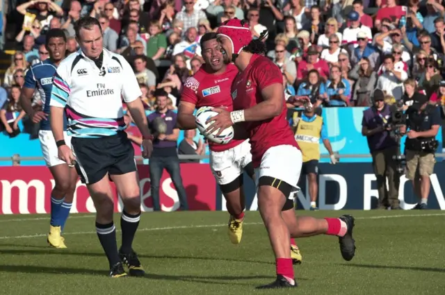 Latiume Fosita scores a try