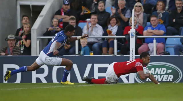 Telusa Veainu scores a try