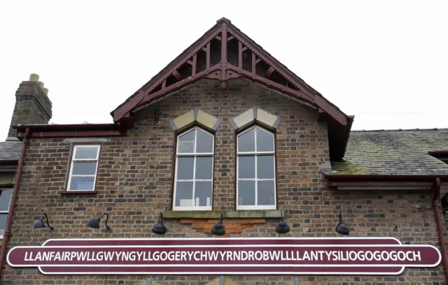 Llanfairpwllgwyngyllgogerychwyrndrobwllllantysiliogogogoch