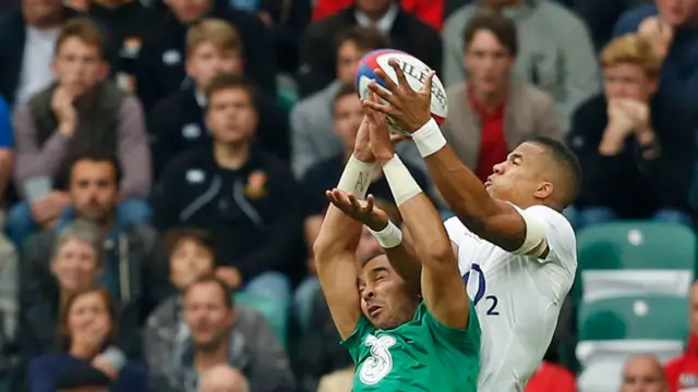 Anthoyn Watson beats Simon Zebo to the ball