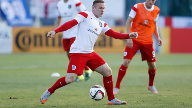 Wayne Rooney warms up