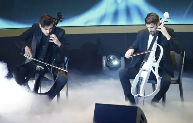 2CELLOS