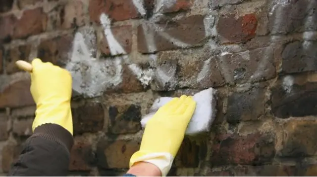 Cleaning graffiti