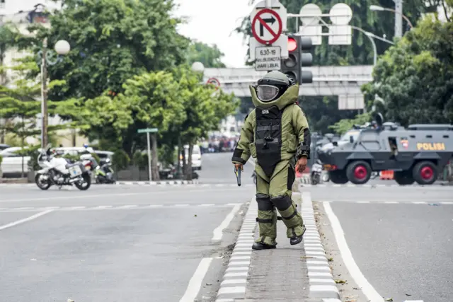 A police bomb squad member in Jakarta, Indonesia (14 Jan 2016)