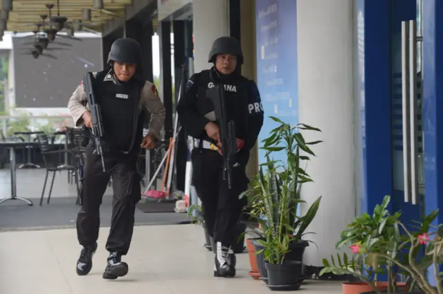 Police commandos outside Starbucks coffee shop