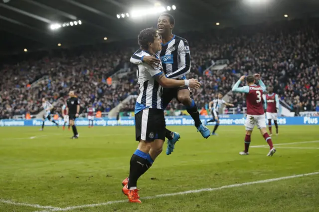 Georginio Wijnaldum celebrates