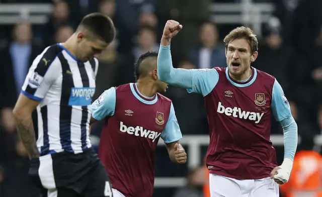 Nikica Jelavic celebrates