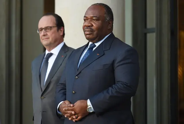 French President Francois Hollande (L) escorts Gabon's President Ali Bongo