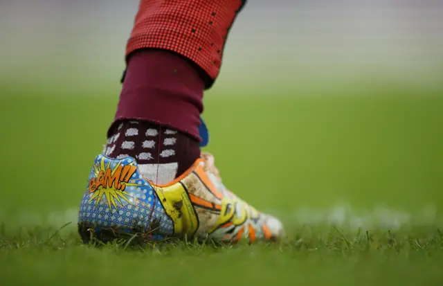 Boot of West Ham substitute Alex Song