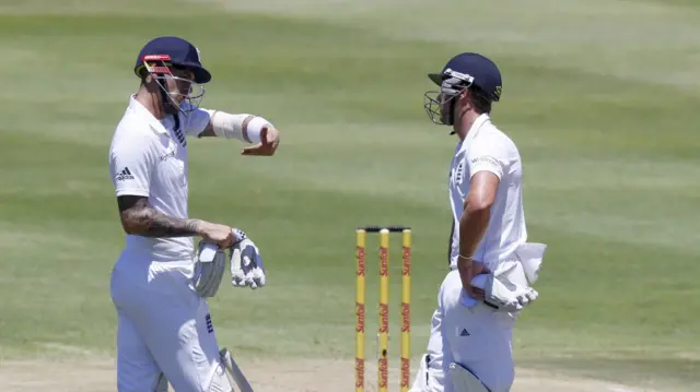 Alex Hales talks to Nick Compton