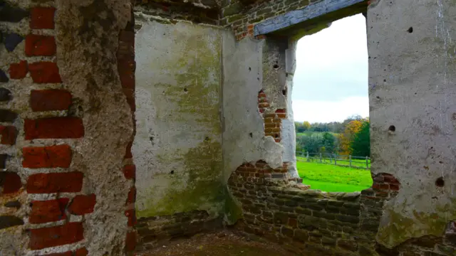 The ruins of Houghton House