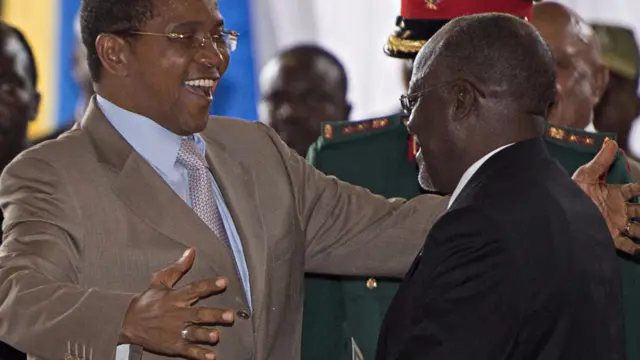 Jakaya Kikwete (L) and John Magufuli (R)