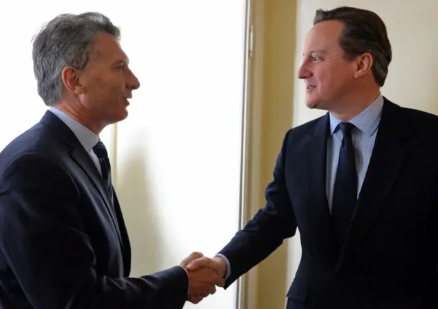 Mauricio Macri and David Cameron shake hands