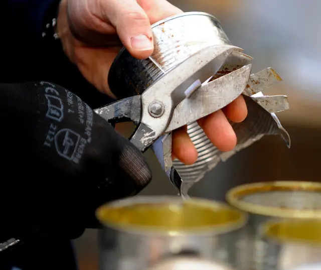 Cutting of a tin