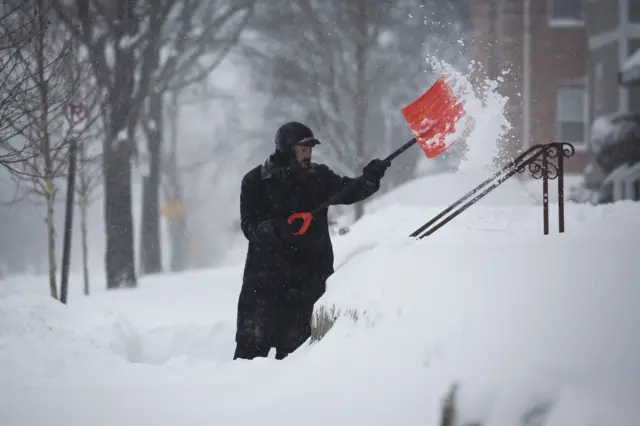 ropean Photopress Agency epa05120890 A man shovels the front steps to his home in the Woodridge neighborhood in Northeast Washington, DC, USA, 23 January 2016