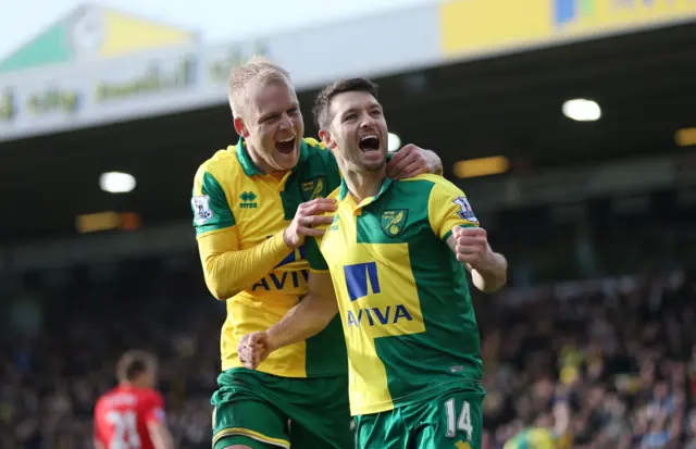 Wes Hoolahan celebrates