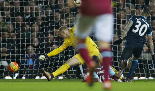 Enner Valencia scores