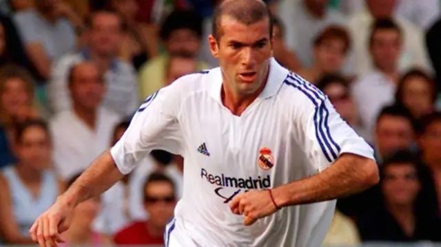 Zinedine ZIDANE playing for Real Madrid