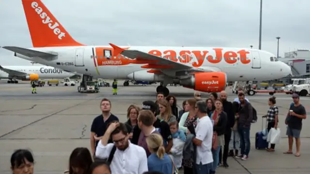 People getting off an easyjet flight