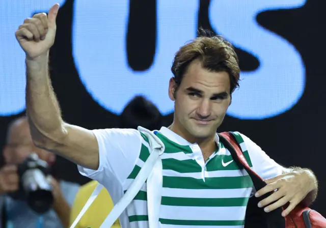 Roger Federer gives a thumbs up to the crowd