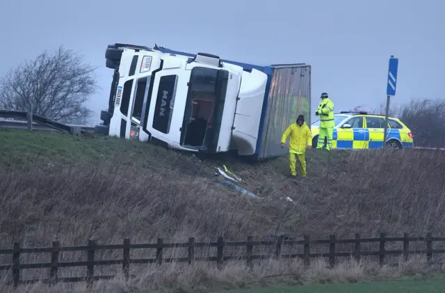 Lorry overturns on M9