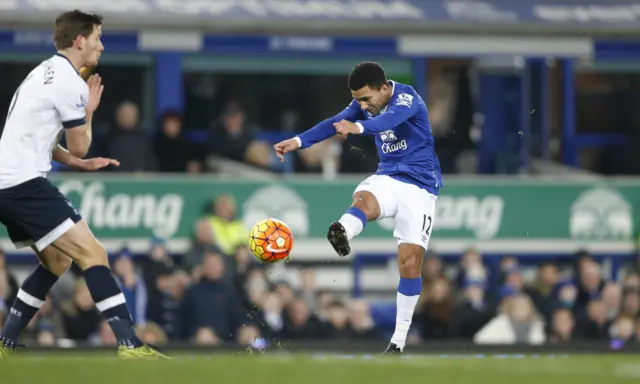 Aaron Lennon scores for Everton