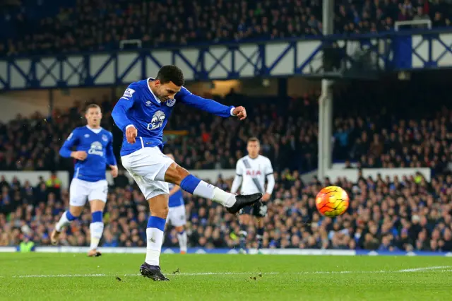 Aaron Lennon scores for Everton