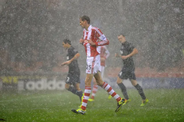 Peter Crouch in the rain at the Britannia Stadium