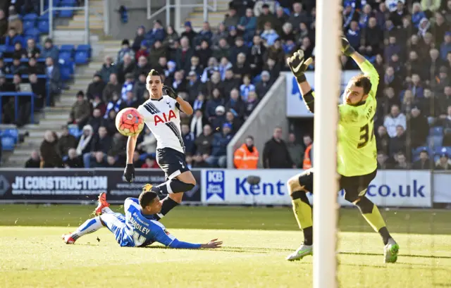 Erik Lamela shoots wide