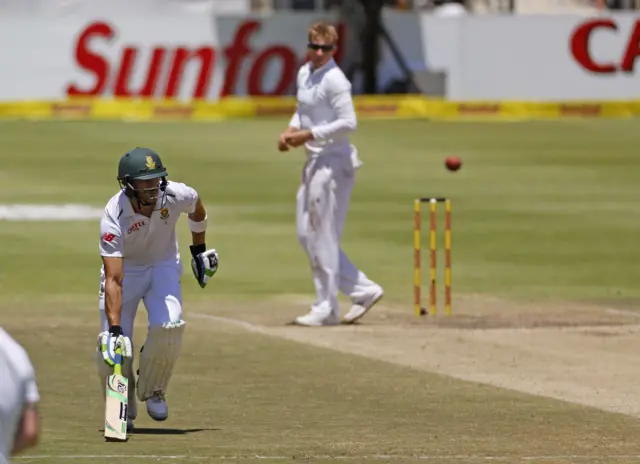 Faf Du Plessis runs as Joe Root looks on