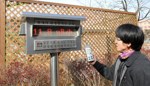 A lab employee from the Korea Institute of Nuclear Safety"s regional office in Gangneung, east of Seoul, checks for radioactive traces in the air, in Gangneung, 6 January 2016.