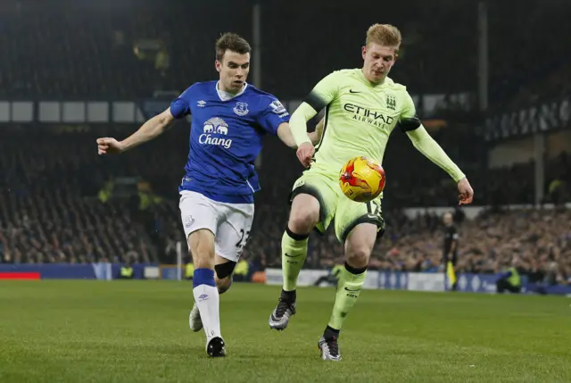 Kevin de Bruyne battles with Seamus Coleman