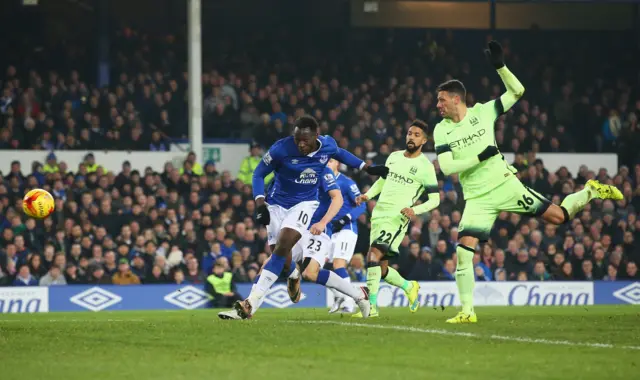 Romelu Lukaku scores Everton's second goal