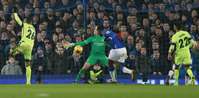 Romelu Lukaku scores Everton's second