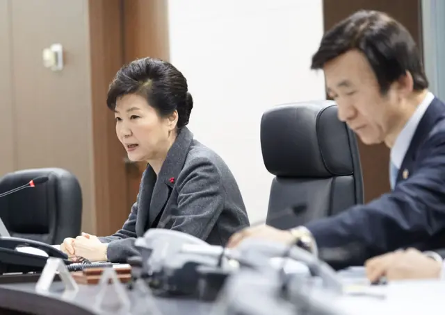 This handout released by the Blue House shows South Korean President Park Geun-Hye (L) speaking as Foreign MInister Yun Byung-Se (R) listens during an emergency meeting of the National Security Council at the presidential Blue House in Seoul on 6 January 2016.