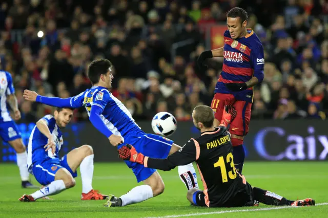 Neymar misses a chance for Barcelona