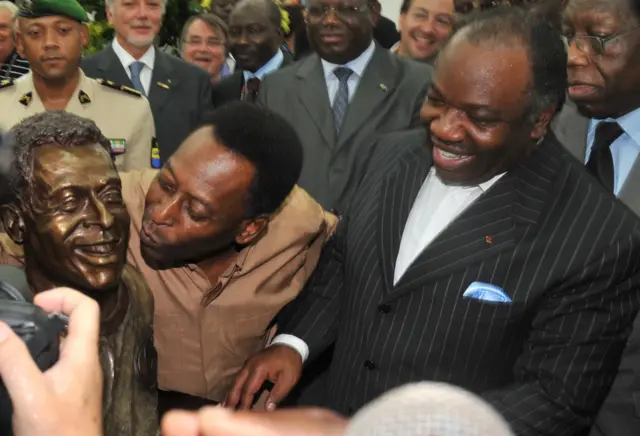 Pele kissing statue in Gabon