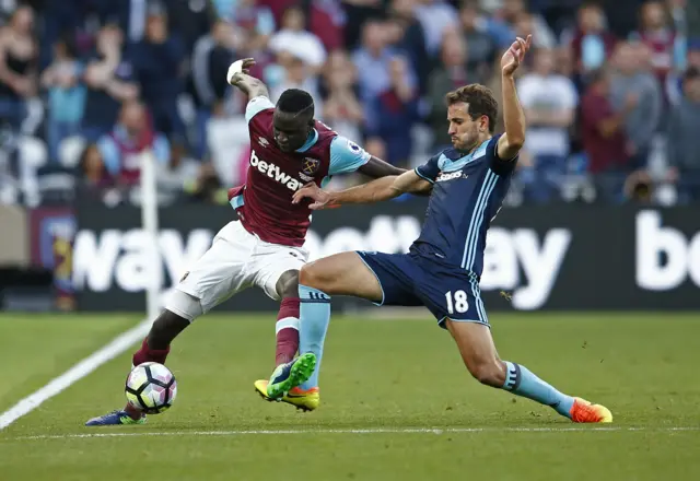 Cheikhou Kouyate vies for the ball