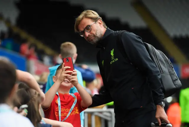 Jurgen Klopp poses for photo