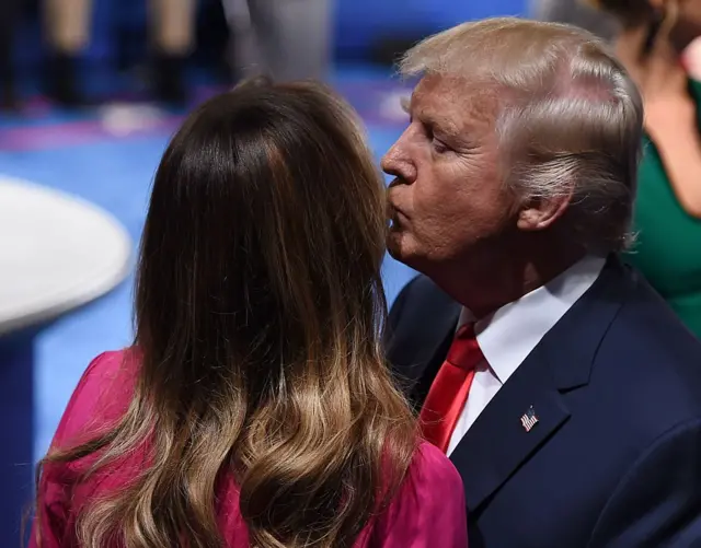Trump kisses his wife Melania