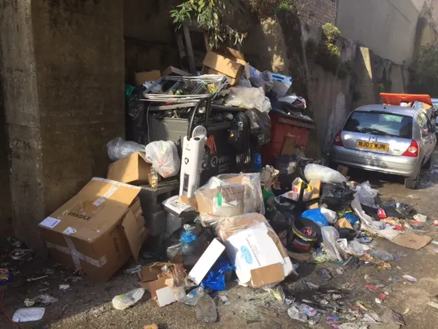 Rubbish in Chapel Street, Luton